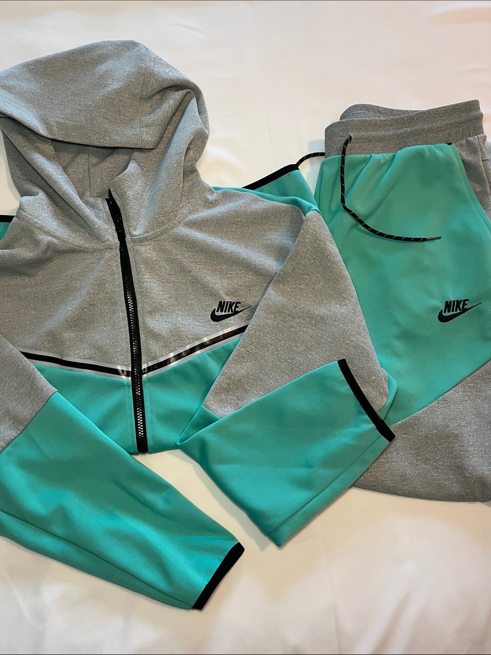 Nike Mens Gray and Teal Colorblock Jogger Set